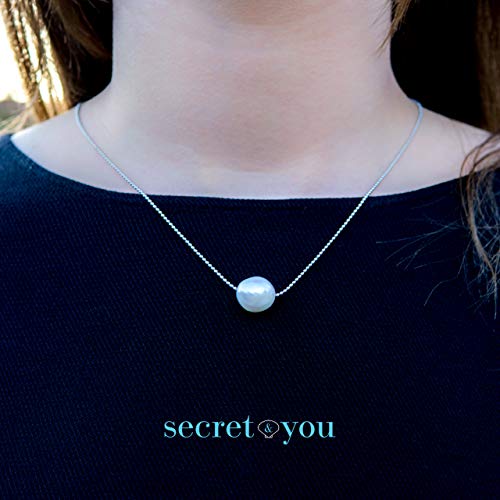 Secret & You Collar de Perla Cultivada de Agua Dulce Compuesto por una Cadena de Acero y un Colgante Perla de 11-12mm Cierre cómodo y súper Seguro.