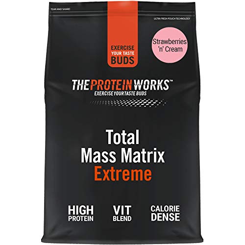 THE PROTEIN WORKS Total Mass Matrix Extreme Protein Powder, Masa Muscular, Alto en Calorías Para Ganar Masa, con Glutamina, Creatina y Vitaminas, Fresas con Nata, 1.325kg