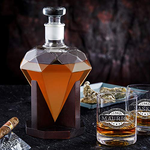 AMAVEL Set de Jarra de Whisky con Cierre Hermético y 2 Vasos Personalizados con Nombre y Año Capacidad 1000 ml