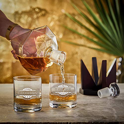 AMAVEL Set de Jarra de Whisky con Cierre Hermético y 2 Vasos Personalizados con Nombre y Año Capacidad 1000 ml