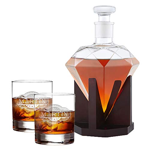 AMAVEL Set de Jarra de Whisky con Cierre Hermético y 2 Vasos Personalizados con Nombre y Año Capacidad 1000 ml