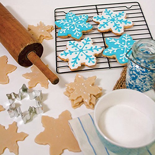 Ann Clark Cookie Cutters Juego de 4 cortadores de galletas invierno / Navidad con libro de recetas, copo de nieve, jersey, manopla y gorro de invierno - Acero fabricado en EE. UU.