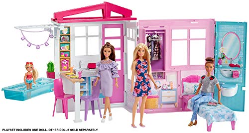 Barbie - Casa amueblada pleglable con cocina, piscina, dormitorio y lavabo con muñeca rubia (Mattel GWY84)