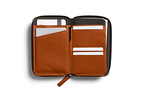 Bellroy Travel Folio, Funda de Piel Premium para Viajes, protección RFID (Caben 2 pasaportes, 4-8 Tarjetas, Tarjetas de embarque, Dinero y un bolígrafo) - Caramel