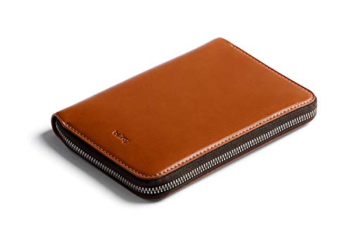 Bellroy Travel Folio, Funda de Piel Premium para Viajes, protección RFID (Caben 2 pasaportes, 4-8 Tarjetas, Tarjetas de embarque, Dinero y un bolígrafo) - Caramel