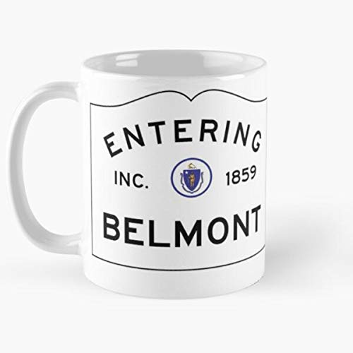 Berealandco Ma Belmont Road Entering Sign Townie Town Hometown Wicked Taza de café con Leche 11 oz