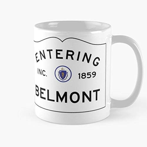 Berealandco Ma Belmont Road Entering Sign Townie Town Hometown Wicked Taza de café con Leche 11 oz