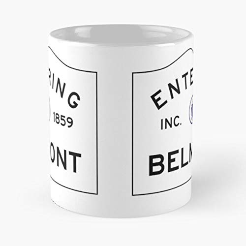 Berealandco Ma Belmont Road Entering Sign Townie Town Hometown Wicked Taza de café con Leche 11 oz