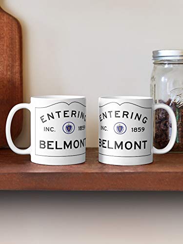 Berealandco Ma Belmont Road Entering Sign Townie Town Hometown Wicked Taza de café con Leche 11 oz