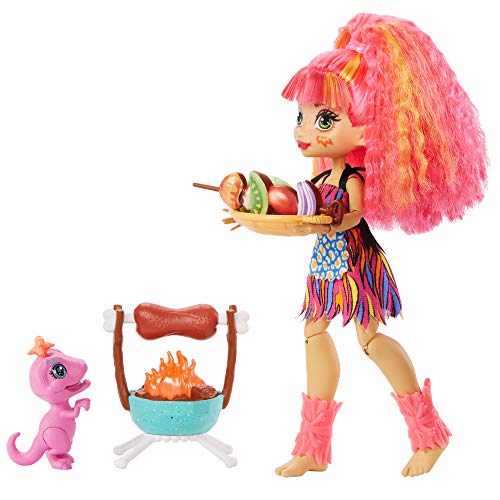 Cave Club Wild About BBQs conjunto de barbacoa con muñeca. mascota y accesorios para niños y niñas +4 años (Mattel GNL96)