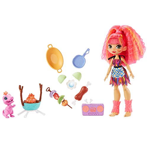 Cave Club Wild About BBQs conjunto de barbacoa con muñeca. mascota y accesorios para niños y niñas +4 años (Mattel GNL96)