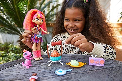 Cave Club Wild About BBQs conjunto de barbacoa con muñeca. mascota y accesorios para niños y niñas +4 años (Mattel GNL96)