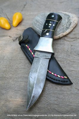 Damast - Cuchillo de Caza con Mango de Cuerno de búfalo y Cruz de Acero de Damasco