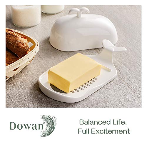 DOWAN Plato de mantequilla de porcelana, Plato grande de mantequilla de ballena con tapa, Mango, Mantequera con tapa, Línea de medición, Blanco, Grande 23.19CM*11.93CM*10.79CM