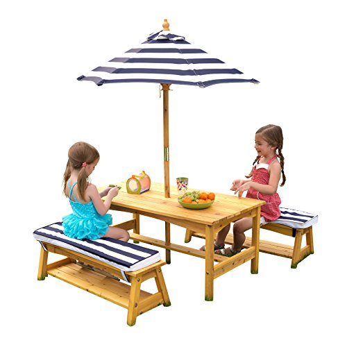 KidKraft- Conjunto de bancos y mesa de madera para exteriores con almohadones y sombrilla, muebles de jardín para niños y niños, Color azul marino y blanco (106)