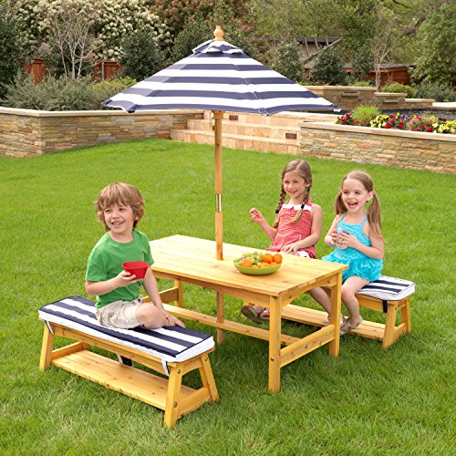 KidKraft- Conjunto de bancos y mesa de madera para exteriores con almohadones y sombrilla, muebles de jardín para niños y niños, Color azul marino y blanco (106)