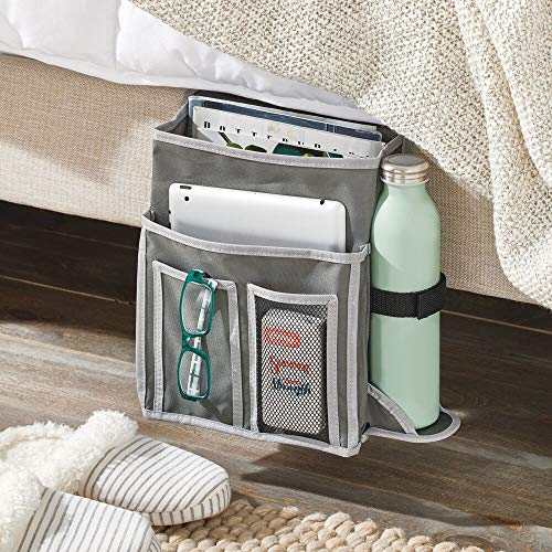 mDesign Bolsa para Colgar de la Cama – Organizador de Tela con 4 Compartimentos y Soporte para Botellas – Organizador con Bolsillos de poliéster para Libros, revistas, móvil, Botella, etc. – Gris