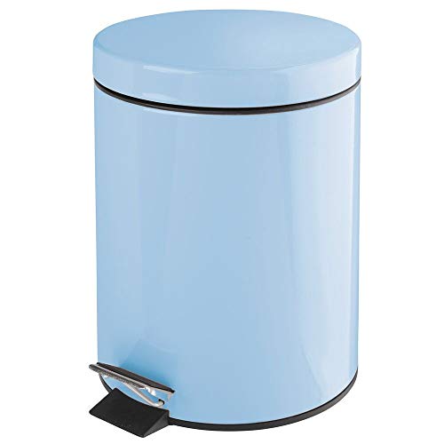 mDesign Cubo de Basura con Pedal – Contenedor de residuos de Metal de 5 litros con Tapa y Cubo extraíble de plástico cosméticos o como Papelera de baño, Cocina u Oficina – Azul Claro