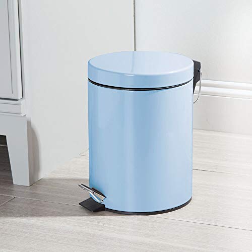 mDesign Cubo de Basura con Pedal – Contenedor de residuos de Metal de 5 litros con Tapa y Cubo extraíble de plástico cosméticos o como Papelera de baño, Cocina u Oficina – Azul Claro