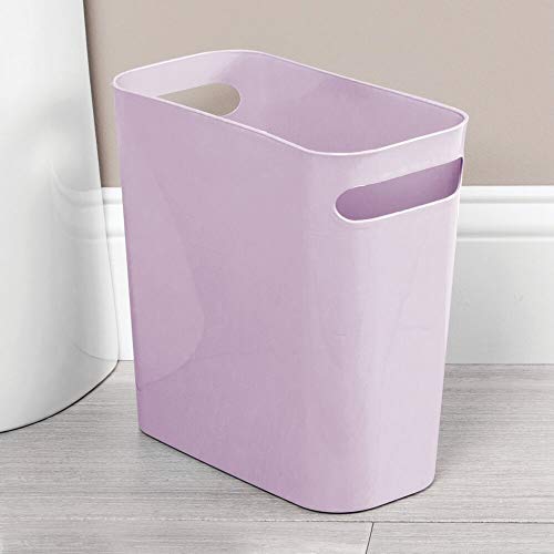 mDesign Cubo de Basura Estrecho con 5,7 litros de Capacidad – Papelera de Oficina en plástico con Asas integradas – Compacta Papelera para el baño, la Cocina o el despacho – Lila Claro