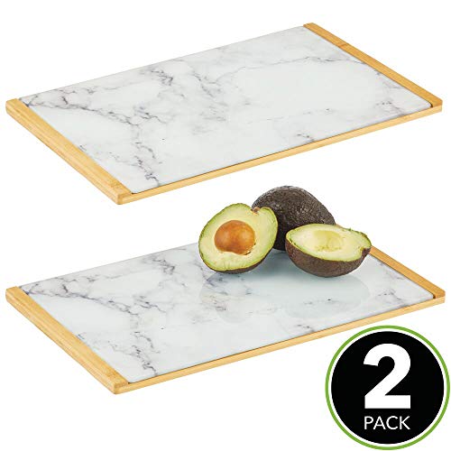 mDesign Juego de 2 bandejas decorativas con diseño marmolado – Bandeja rectangular para cocina, baño y oficina – Organizador de cocina para desayuno y tapas en bambú y cristal – blanco, gris y bambú