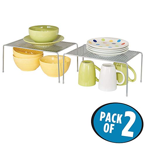 mDesign Juego de 2 estantes de cocina – Soportes para platos individuales de metal – Pequeños organizadores de armarios para tazas, platos, alimentos, etc. – plateado