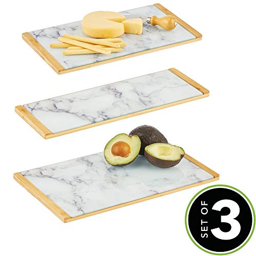 mDesign Juego de 3 bandejas Decorativas con diseño marmolado – Bandeja Rectangular para Cocina, baño y Oficina – Organizador de Cocina para Desayuno y Tapas en bambú y Cristal – Blanco, Gris y bambú