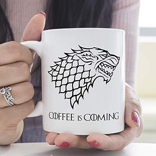 MUGFFINS Taza Parodia de Juego de Tronos - Game of Thrones Mug - El café se Acerca/Coffee is Coming - Escudo de la casa Stark - Tazas de Series - 350 ml