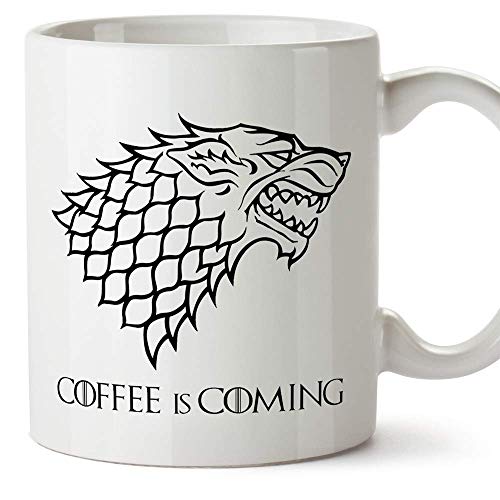 MUGFFINS Taza Parodia de Juego de Tronos - Game of Thrones Mug - El café se Acerca/Coffee is Coming - Escudo de la casa Stark - Tazas de Series - 350 ml