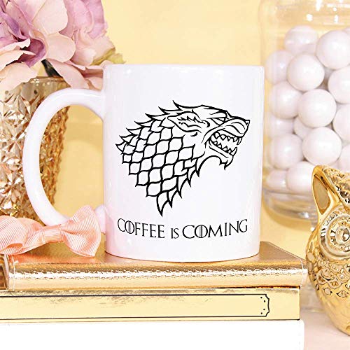 MUGFFINS Taza Parodia de Juego de Tronos - Game of Thrones Mug - El café se Acerca/Coffee is Coming - Escudo de la casa Stark - Tazas de Series - 350 ml