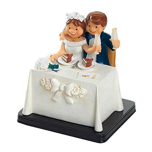 Muñeco para la tarta Figura tarta boda. Original figura para la tarta novios en mesa celebración, brindando con cava