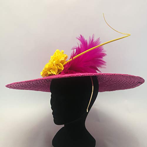 Pamela de Paja Trenzada Rosa Fucsia con Pluma y Flor en Amarillo. Diametro 40 cm Aproximadamente.