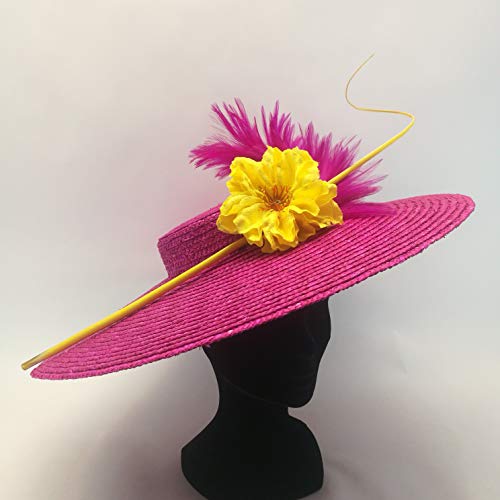 Pamela de Paja Trenzada Rosa Fucsia con Pluma y Flor en Amarillo. Diametro 40 cm Aproximadamente.