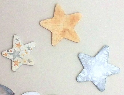 Siluetas estrellas (juego 3 unidades), en DM para pintar. Tamaño pequeño. Medidas (ancho/alto): 7,5 * 8 cm.