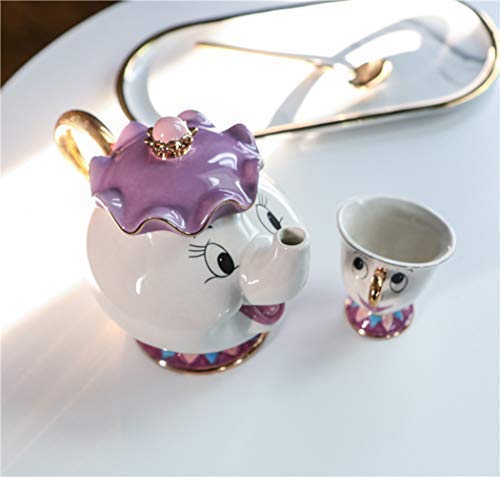 Tetera con diseño de la Bella y la Bestia con texto en inglés "Mrs. Potts Chip" y taza