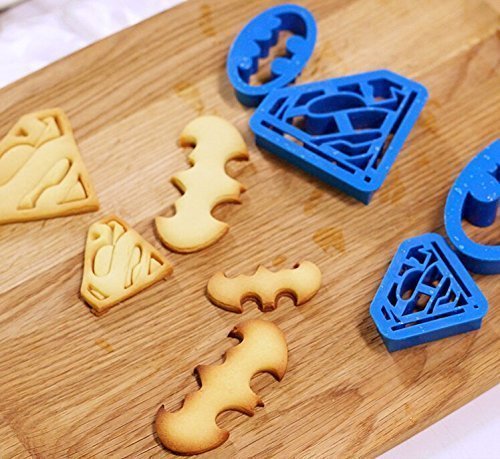 Anokay 4 pcs Set de Moldes Galletas de Superhéroes Superman y Batman para Niños- Cortapastas Bebé para Frutas Cortador Repostería para Decoración DIY de Tartas Postres Cookies Fondant Horno y Pan