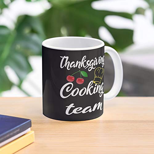 Day Dinner Cute Turkey Happy Thanksgiving Design Team Cooking Taza de café con Leche 11 oz