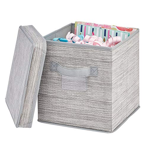 mDesign Caja organizadora con Tapa – Caja de Tela Cuadrada para Adornos navideños, Lazos, etc. – Organizador de Accesorios a Rayas para Dormitorio, sótano o trastero – Gris Claro/marrón Claro