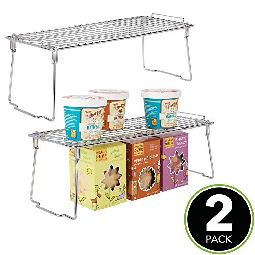 mDesign Juego de 2 estantes apilables para almacenaje de cocina – Repisa metálica de cocina con patas plegables – Moderno organizador de armarios para vajilla, conservas y especias – plateado