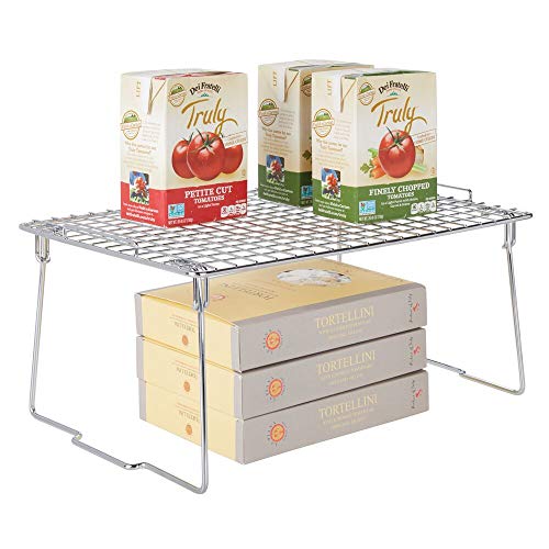 mDesign Juego de 2 estantes apilables para almacenaje de cocina – Repisa metálica de cocina con patas plegables – Moderno organizador de armarios para vajilla, conservas y especias – plateado