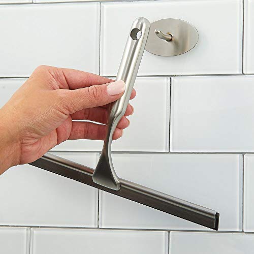 mDesign Rasqueta limpia cristales para baño – Práctico accesorio para limpiar mamparas de ducha o ventanas – Limpiavidrios de metal y plástico con gancho autoadhesivo para colgar – plateado mate