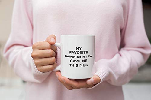 MQJJ Mi nuera favorita me dio esta taza - Cita sarcástica divertida y genial que dice Diseño de matrimonio familiar Idea de regalo gráfico para la madre de la nuera que se casó con su hijo, así que