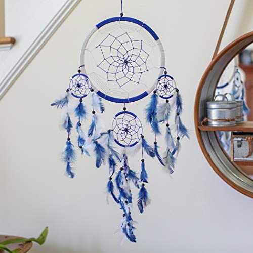 Pink Pineapple Atrapa Sueños Grande Bohemio: Arte de Pared de Dreamcatcher Colgante Ético con Plumas y Cuentas de Color Azul y Blanco con Diseño de Ganchillo Tradicional - 22cm de Ancho, 60cm de Largo