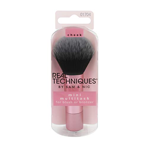 Real Techniques Mini Multitask - Brocha de maquillaje para aplicar colorete, polvos bronceadores e iluminador, tamaño mini ideal para viajes (el embalaje y el color del producto puede variar)