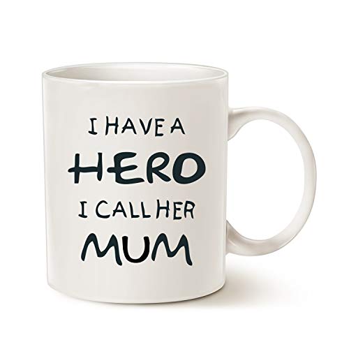 Taza de café This Might Be Wine for Mum con texto en inglés "I Have a Hero I Call Her Mum" divertida para el día de la madre y el cumpleaños de la madre, taza de porcelana, color blanco 11 oz